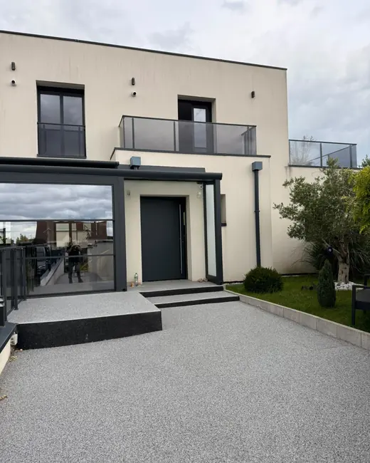 balcons avec garde-corps en verre fumé sur une maison contemporaine