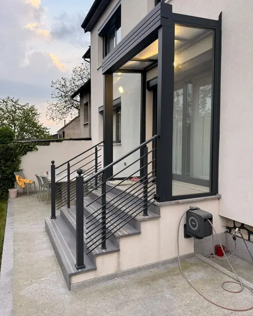 vue latérale d’une rampe de terrasse et garde-corps extérieur anthracite