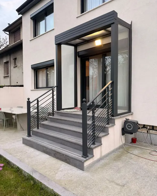 garde-corps en aluminium anthracite installé des deux côtés d’un escalier extérieur