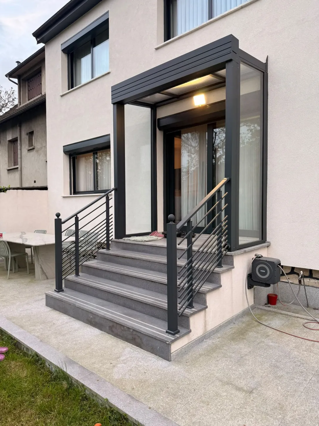 garde-corps en aluminium anthracite installé des deux côtés d’un escalier extérieur