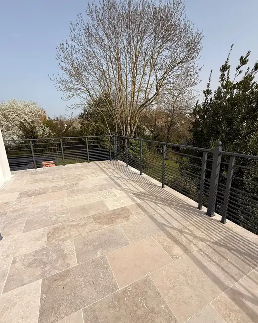 garde-corps aluminium anthracite à lisses horizontales sur une terrasse en pierre
