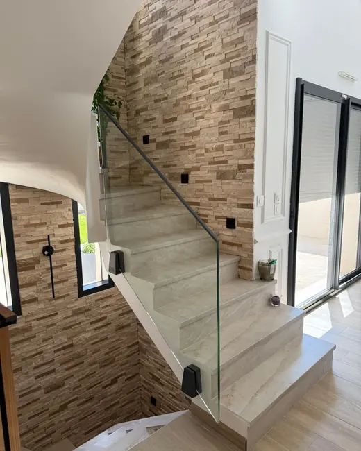 garde-corps vitré sur escalier intérieur et mur en pierre