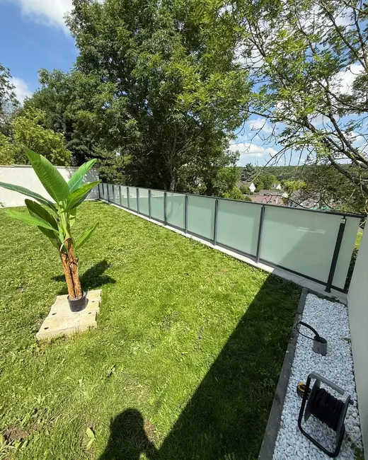 façade de maison avec garde-corps aluminium noir sur un balcon surélevé
