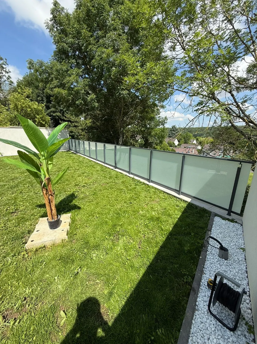 façade de maison avec garde-corps aluminium noir sur un balcon surélevé
