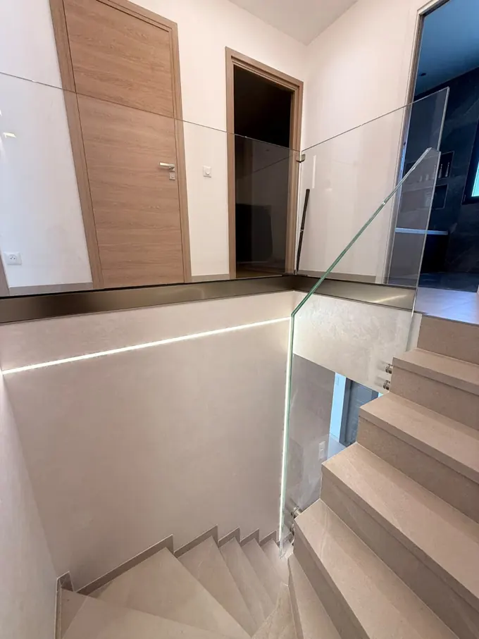 Palier vitré minimaliste sur escalier contemporain