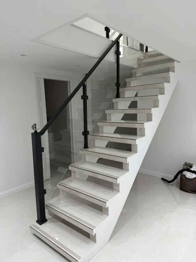 Escalier intérieur suspendu avec garde-corps vitré et main courante anthracite